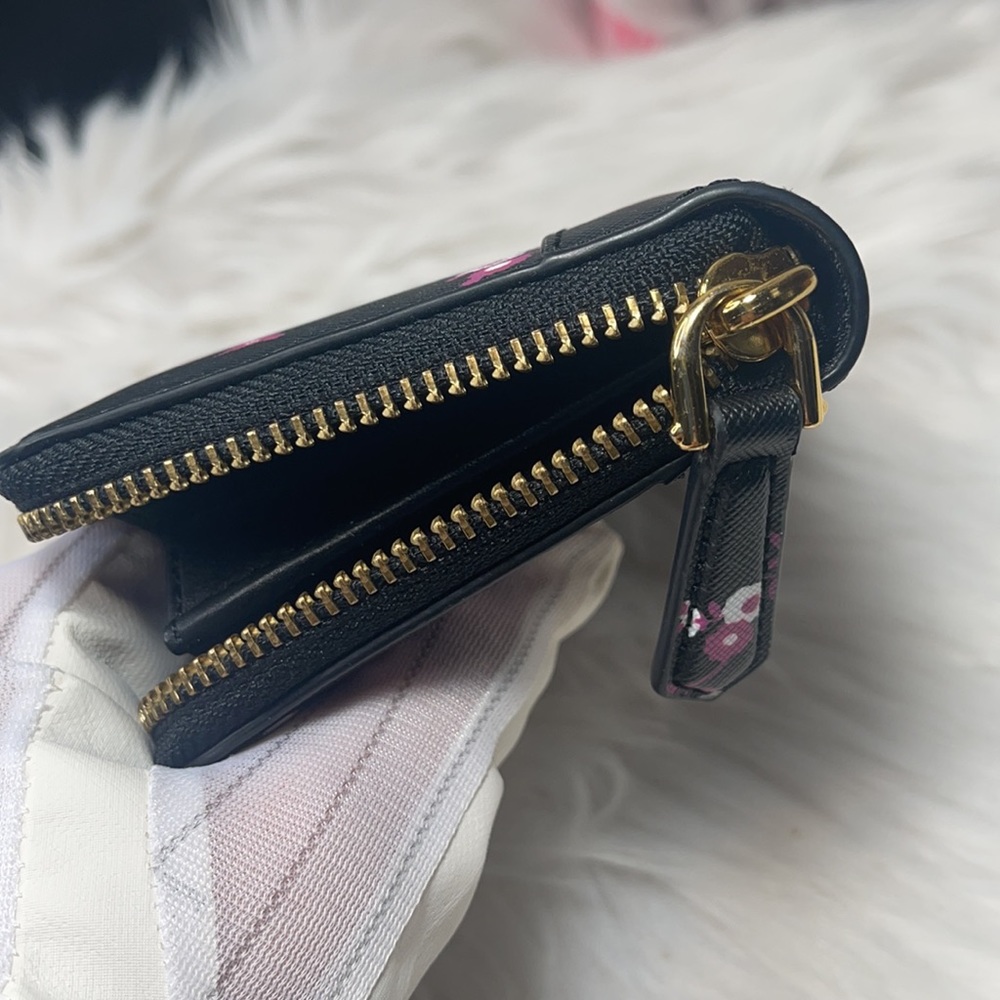 Marc Jacobs Wallet organizer large pink flowers ๐ธ floral - Picture 7 of 8